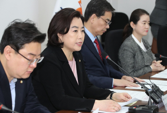 박순자 자유한국당 성폭력근절대책 특별위원장이 8일 국회에서 열린 '성폭력근절대책특별위원회 1차회의'에서 &quot;우리 특별위원회는 성희롱 성폭행 근절을 위해서 예방교육을 전국적으로 시행하겠다&quot;고 발언하고 있다. 연합뉴스